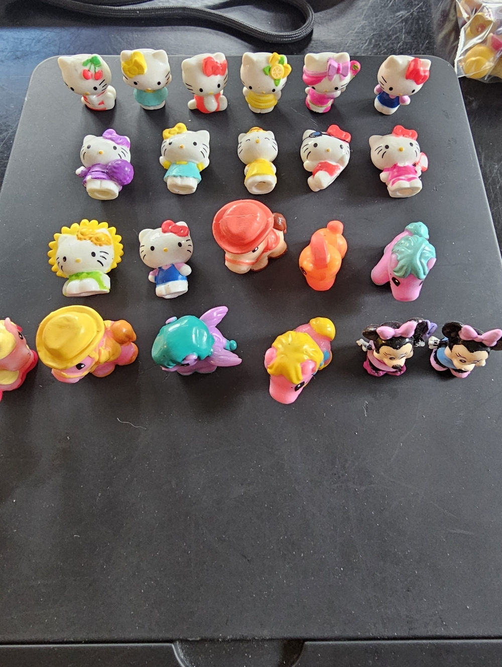 Lot Of Hello Kitty Squinkies